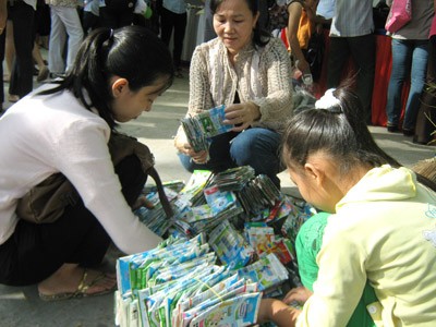 Students collecting used milk packets and cartons at the ‘Waste Recycling Festival’ (Photo:SGGP) Students collecting used milk packets and cartons at the ‘Waste Recycling Festival’ (Photo:SGGP)